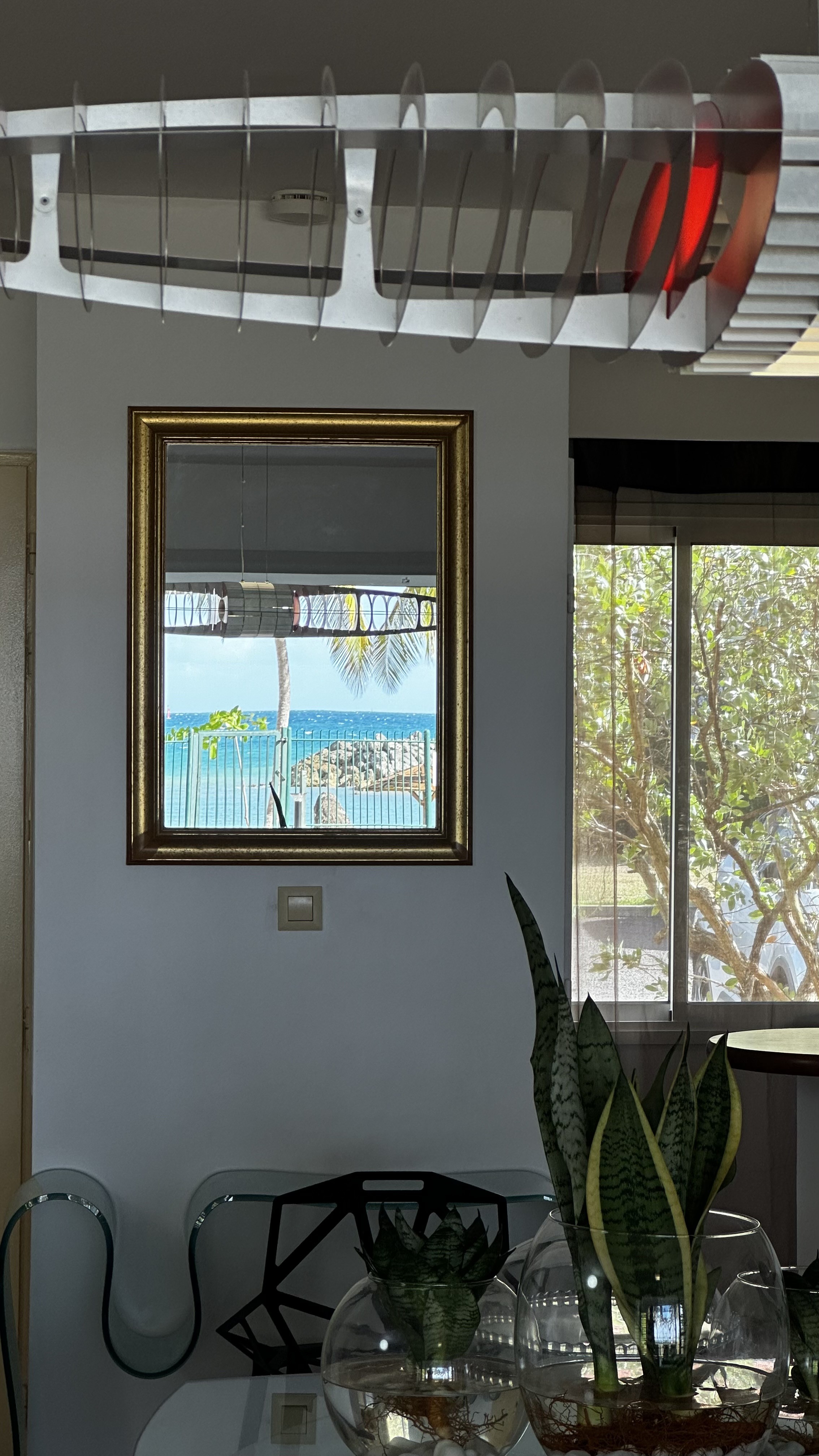 Marisol la mer vue depuis le miroir bleu emeraude sarl